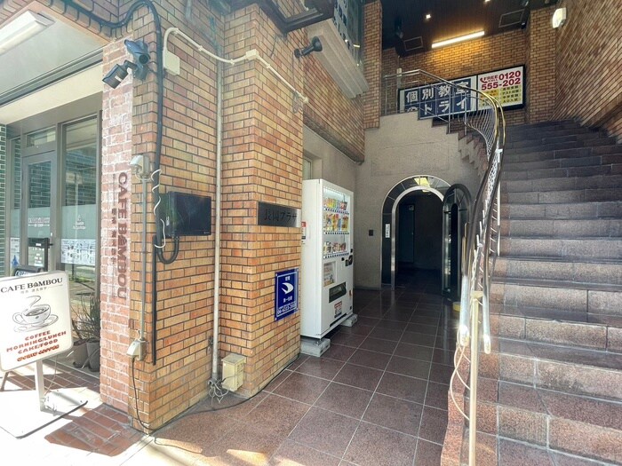 物件外観写真3　(エントランス部分)