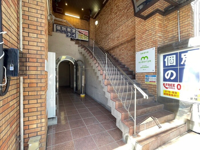 物件外観写真6　(エントランス部分)