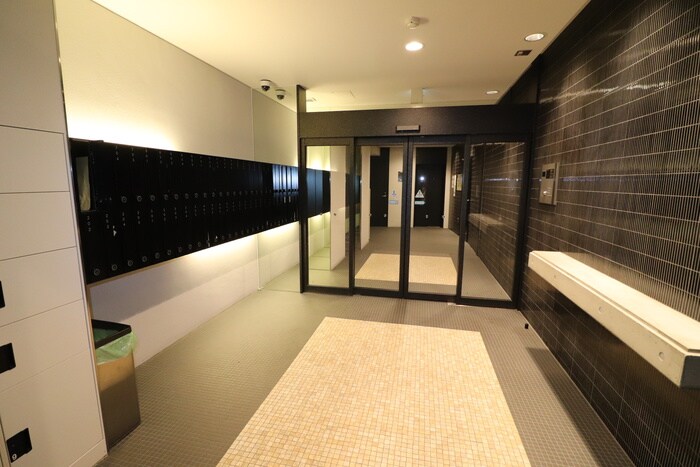 物件外観写真3　(エントランス部分)