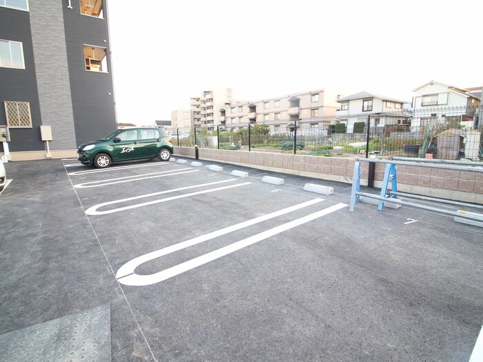 物件外観写真3　(駐車場)