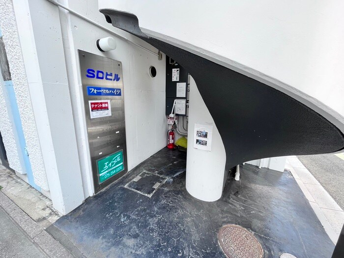 物件外観写真3　(エントランス部分)