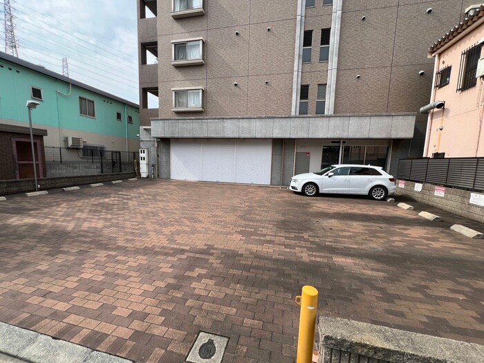 物件外観写真5　(駐車場)