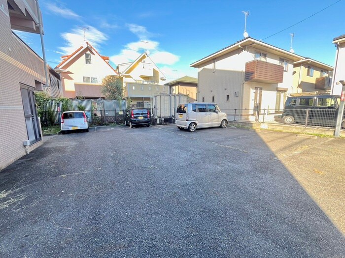 物件外観写真2　(駐車場)