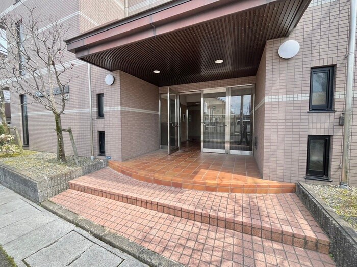 物件外観写真6　(エントランス部分)