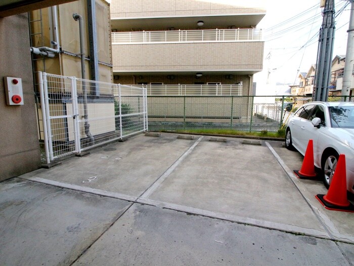 物件外観写真2　(駐車場)