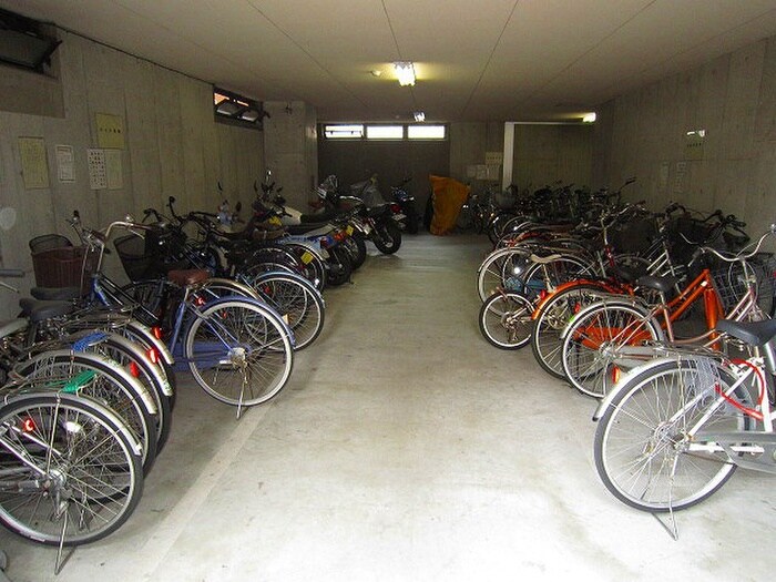 物件外観写真4　(駐輪場)