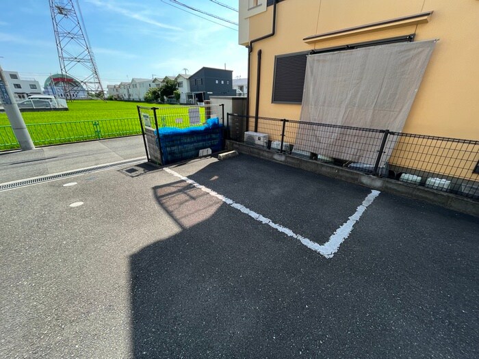 物件外観写真4　(駐車場)