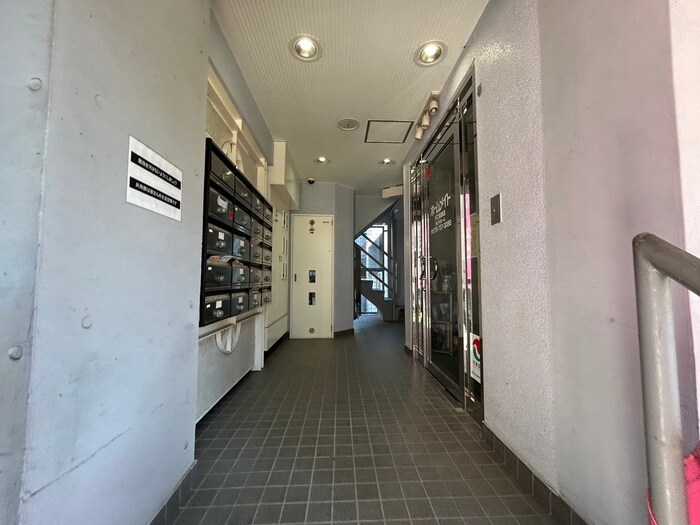 物件外観写真3　(エントランス部分)