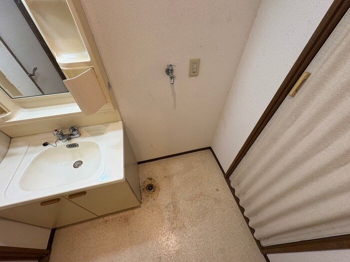 物件内観写真14　(洗濯機置場)