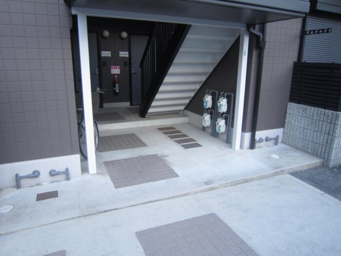物件外観写真3　(エントランス部分)