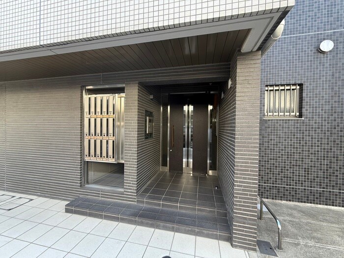 物件外観写真2　(エントランス部分)