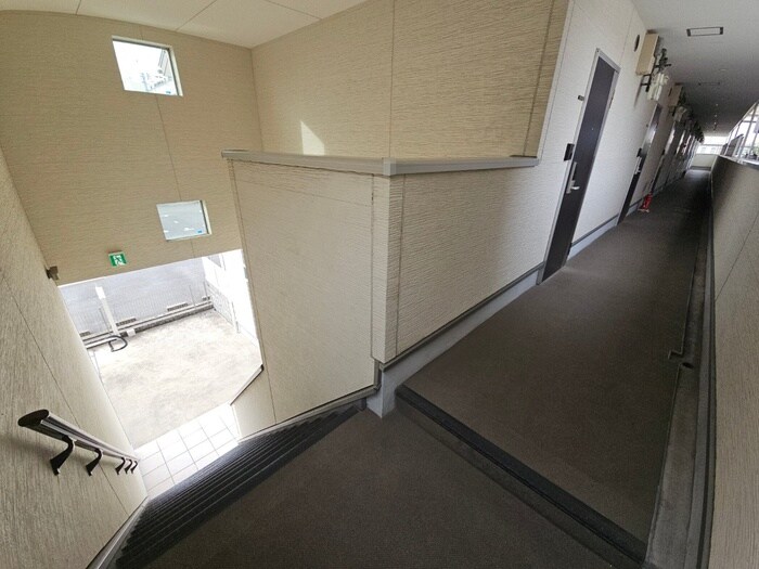 物件外観写真4　(エントランス部分)