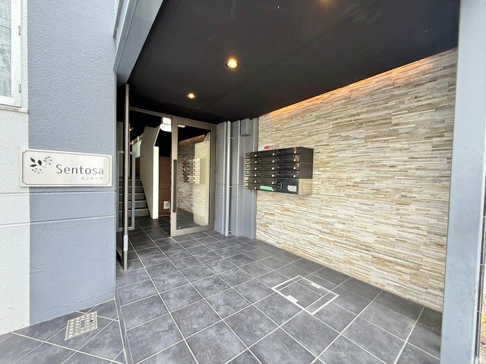 物件外観写真3　(エントランス部分)