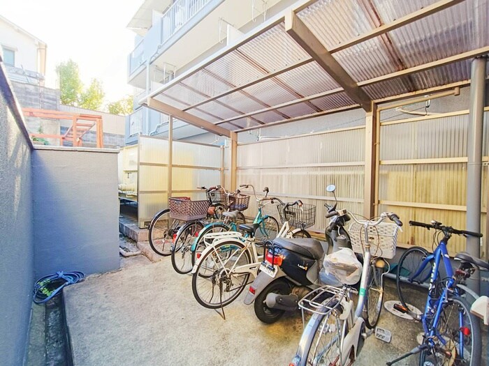 物件外観写真4　(駐輪場)