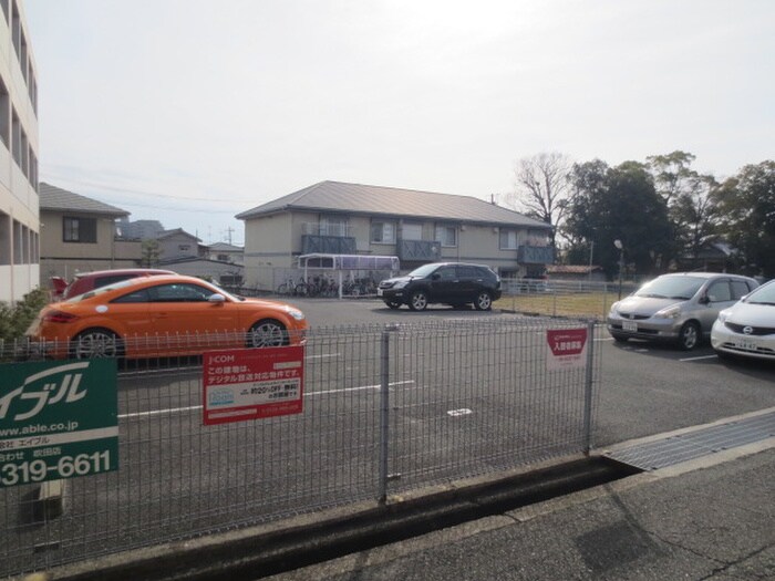 物件外観写真6　(駐車場)