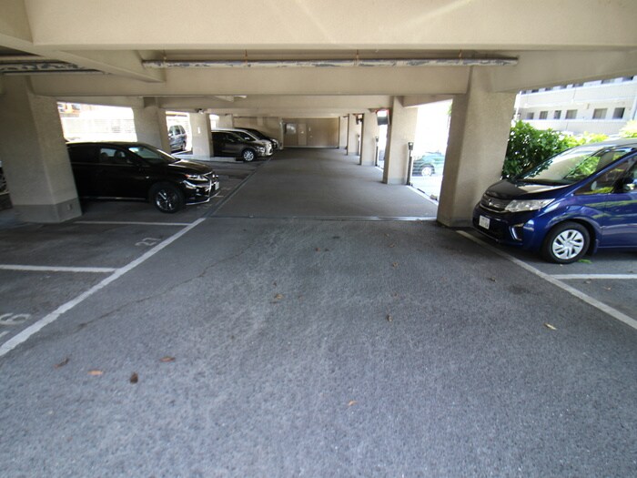 物件外観写真3　(駐車場)