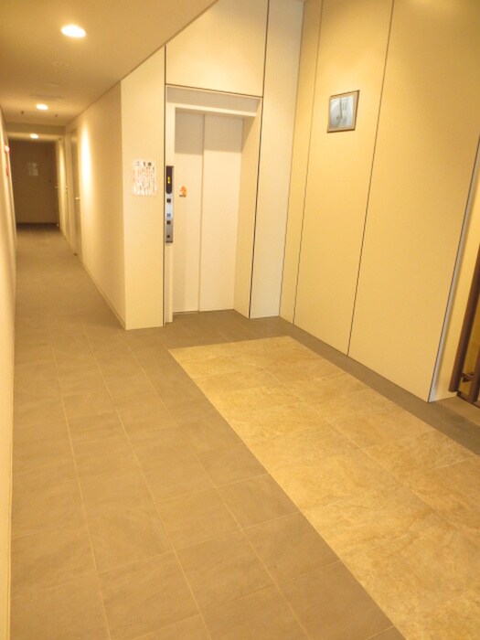 物件外観写真4　(エントランス部分)