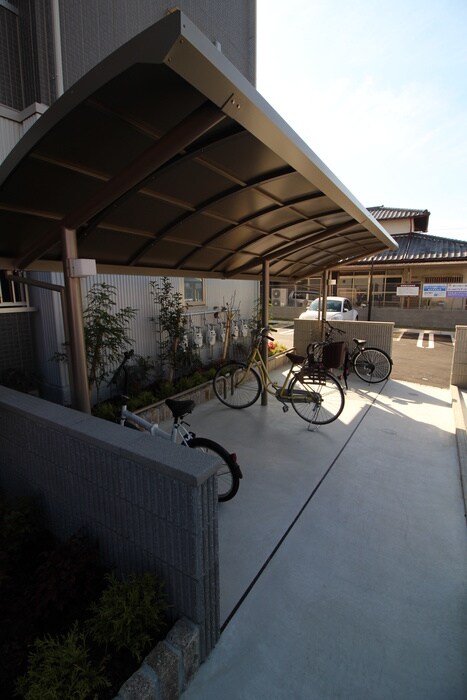 物件外観写真3　(駐輪場)