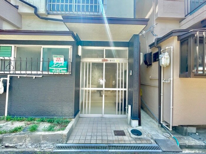 物件外観写真3　(エントランス部分)