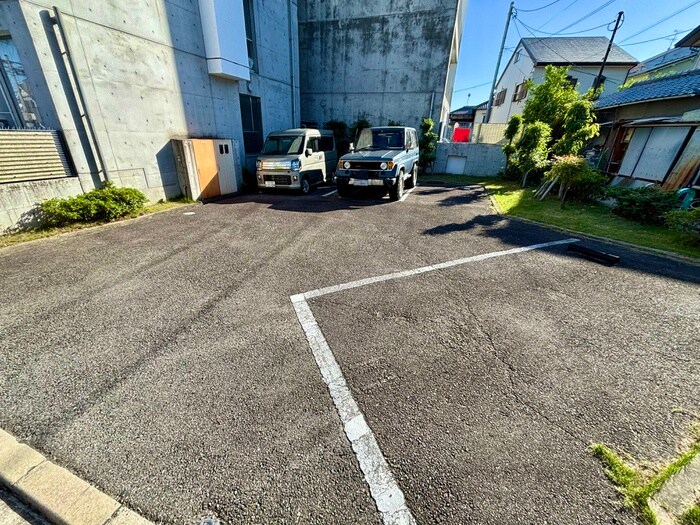物件外観写真6　(駐車場)