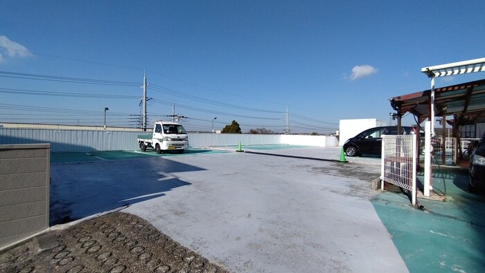 物件外観写真3　(駐車場)