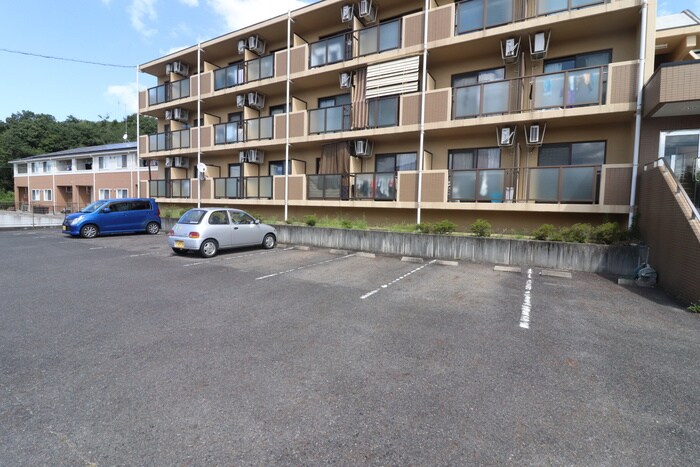 物件外観写真2　(駐車場)