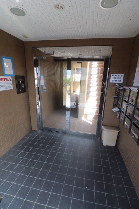 物件外観写真4　(エントランス部分)