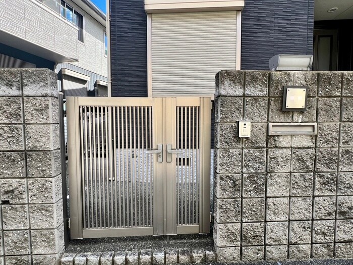 物件外観写真2　(エントランス部分)