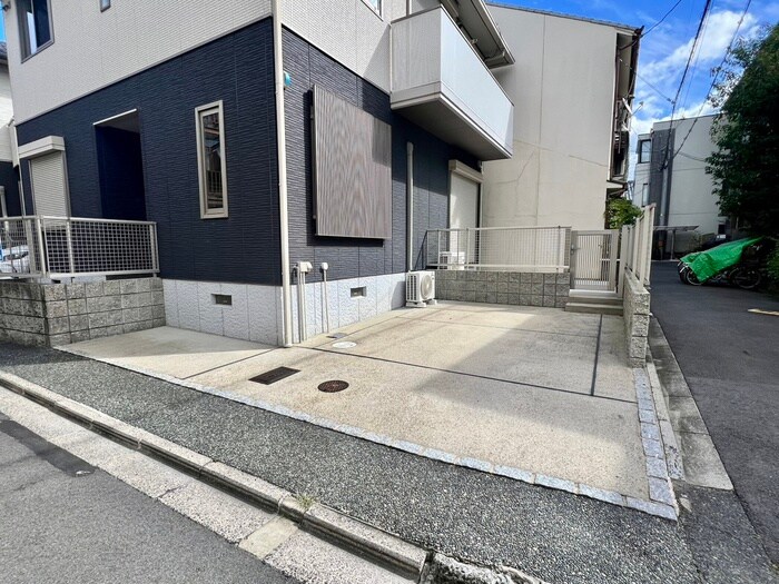 物件外観写真4　(駐車場)