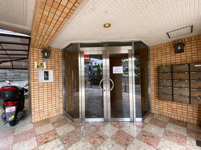 物件外観写真4　(エントランス部分)