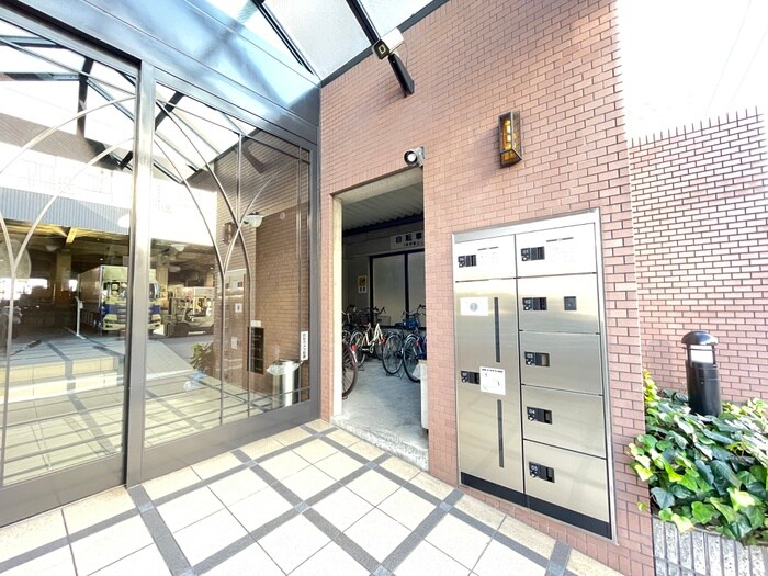 物件外観写真3　(エントランス部分)