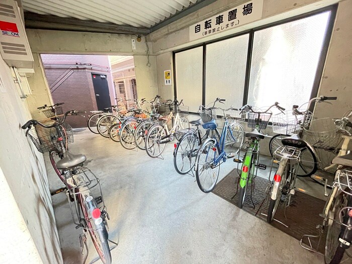 物件外観写真4　(駐輪場)