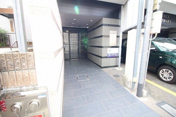 物件外観写真4　(エントランス部分)