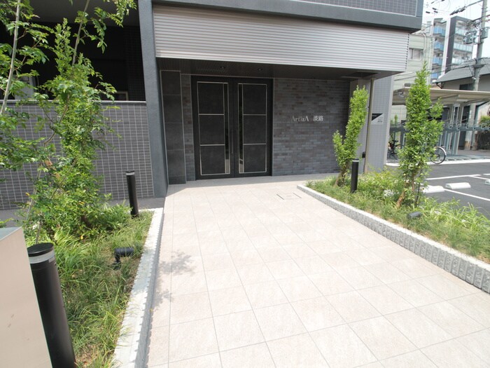 物件外観写真2　(エントランス部分)