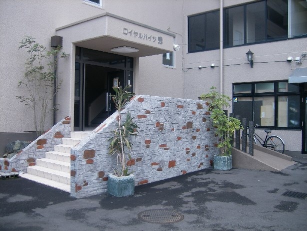 物件外観写真2　(エントランス部分)