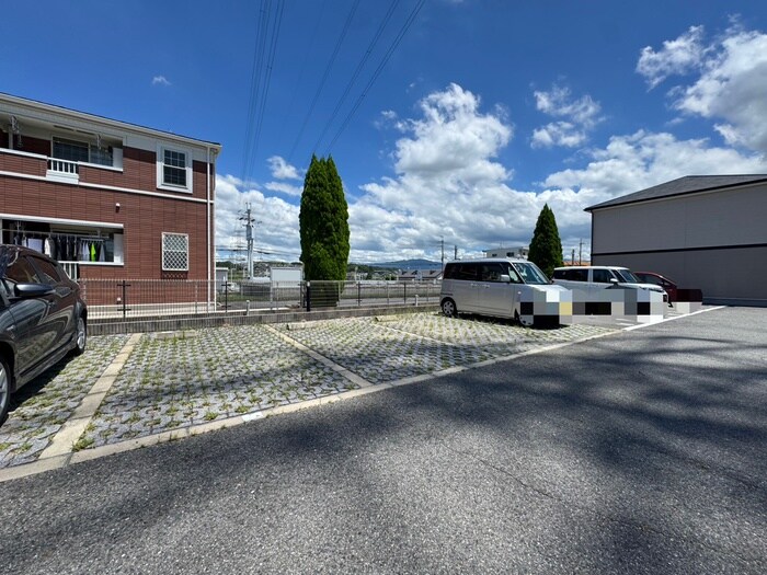 物件外観写真3　(駐車場)
