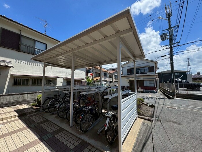 物件外観写真4　(駐輪場)