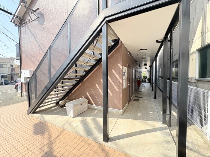 物件外観写真2　(エントランス部分)