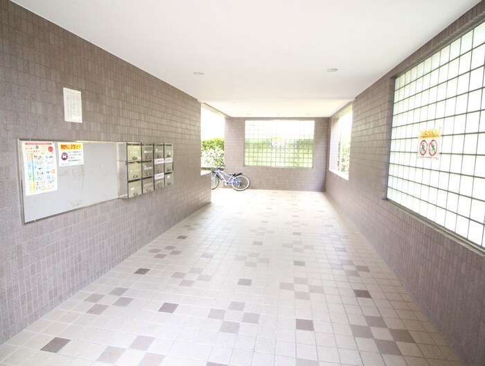 物件外観写真4　(エントランス部分)