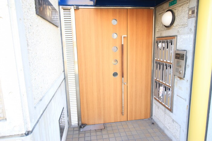 物件外観写真6　(エントランス部分)
