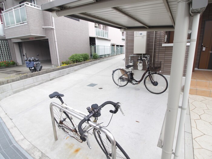 物件外観写真4　(駐輪場)