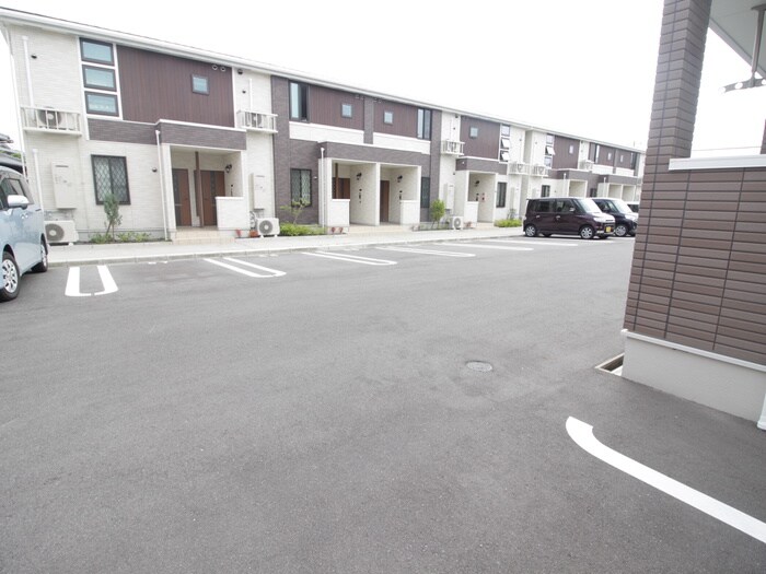 物件外観写真5　(駐車場)
