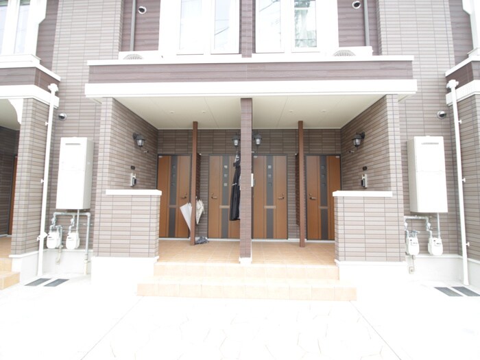物件外観写真6　(エントランス部分)