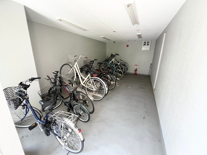 物件外観写真4　(駐輪場)