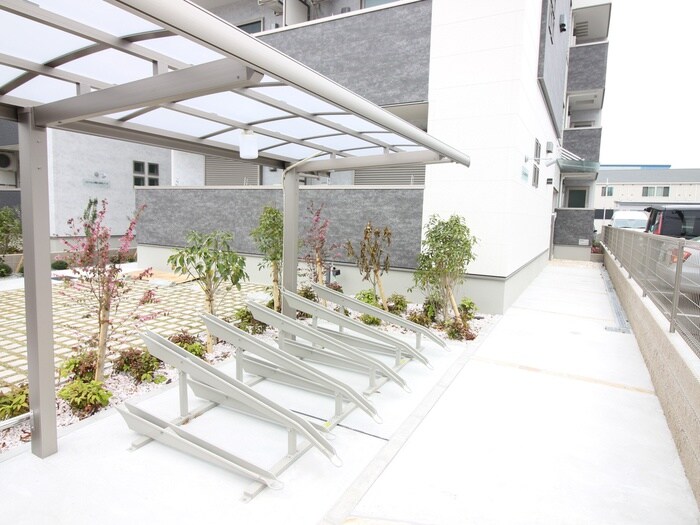 物件外観写真4　(駐輪場)