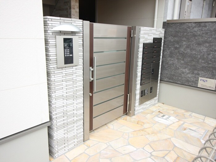 物件外観写真6　(エントランス部分)
