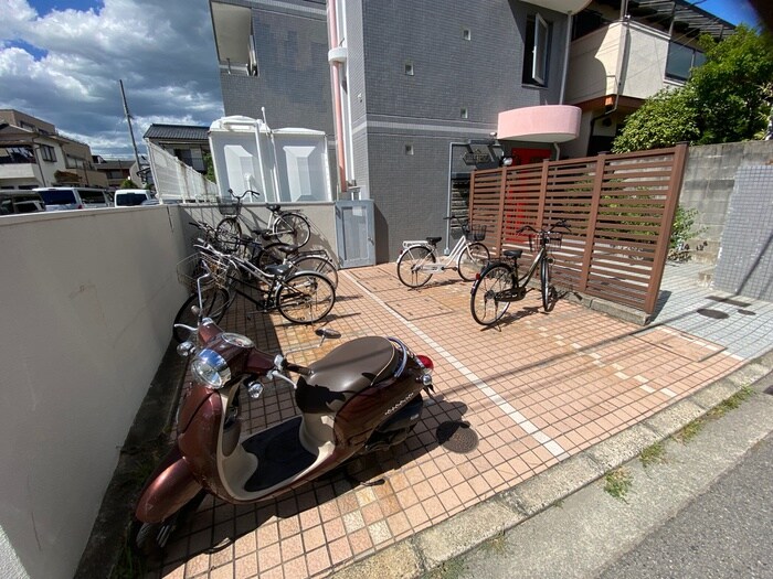 物件外観写真4　(駐輪場)