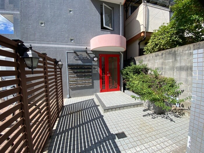 物件外観写真6　(エントランス部分)