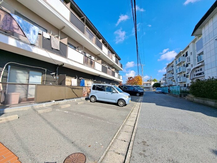 物件外観写真2　(駐車場)