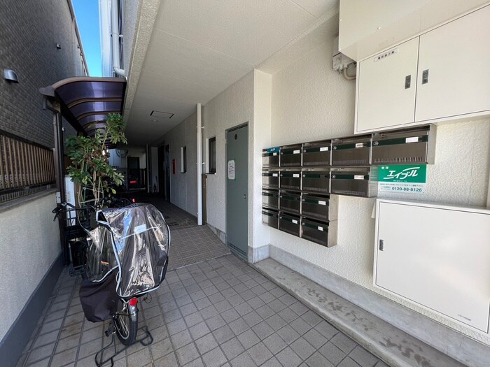 物件外観写真4　(エントランス部分)